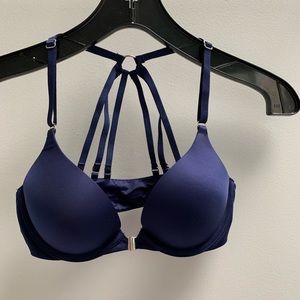 Victoria’s Secret bombshell plunge 32B